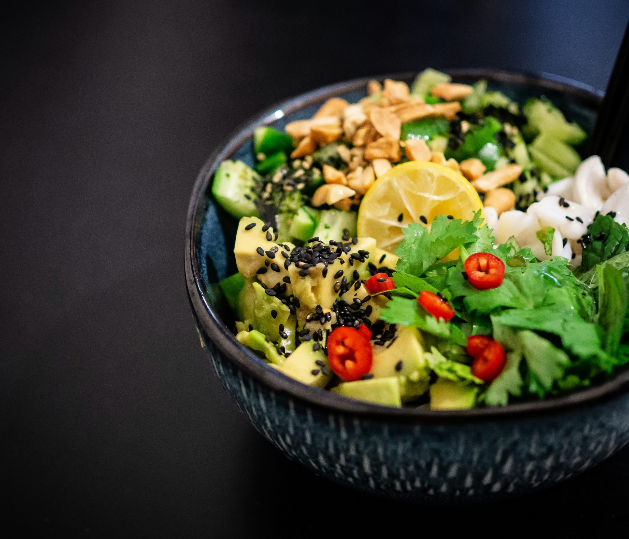 Ensalada fresca con ingredientes de temporada